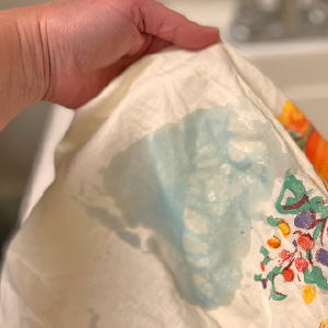 Jednoduchý trik na odstránenie vosku zo sviečok z obrusu