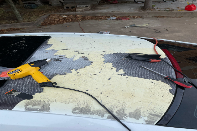 Ako bezpečne odstrániť vinylovú fóliu z vášho auta