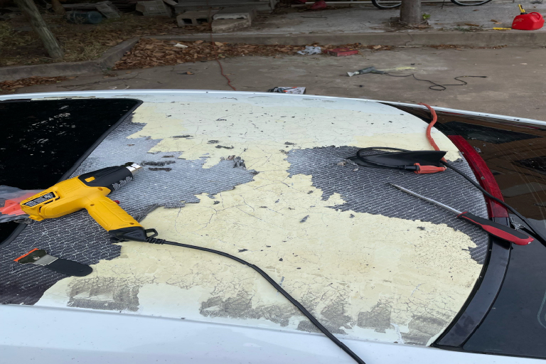 Ako bezpečne odstrániť vinylovú fóliu z vášho auta