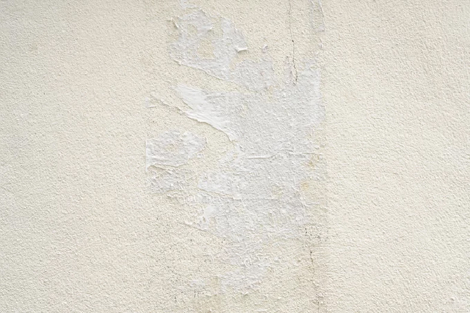 ako odstrániť zvysky lepidla zo stien