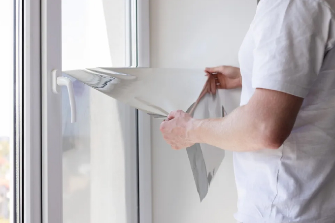 Kto môže odstrániť staré tónovanie okien